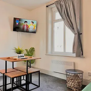2 Bedroom Family Apartment With Free On-Site Parking Apartment